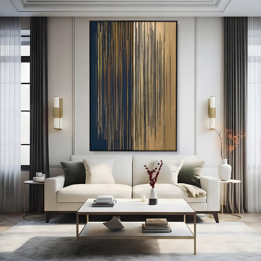 Tablou canvas cu tablou abstract cu linii verticale aurii, in rama de aluminiu negru, pe perete intr-un living